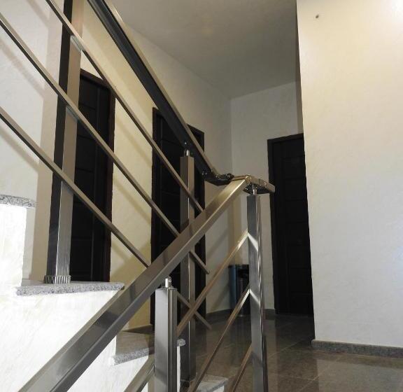 استودیوی سوپریور, Iko's Family Apartments