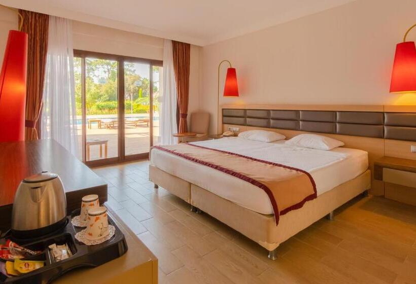 اتاق لوکس با چشم‌انداز استخر, Fortezza Beach Resort