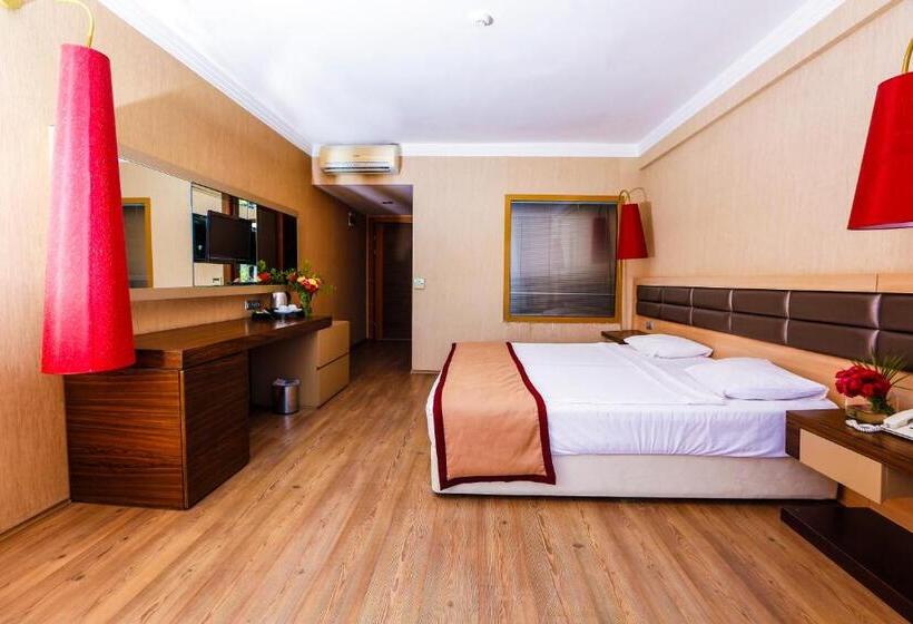 اتاق لوکس با چشم‌انداز استخر, Fortezza Beach Resort