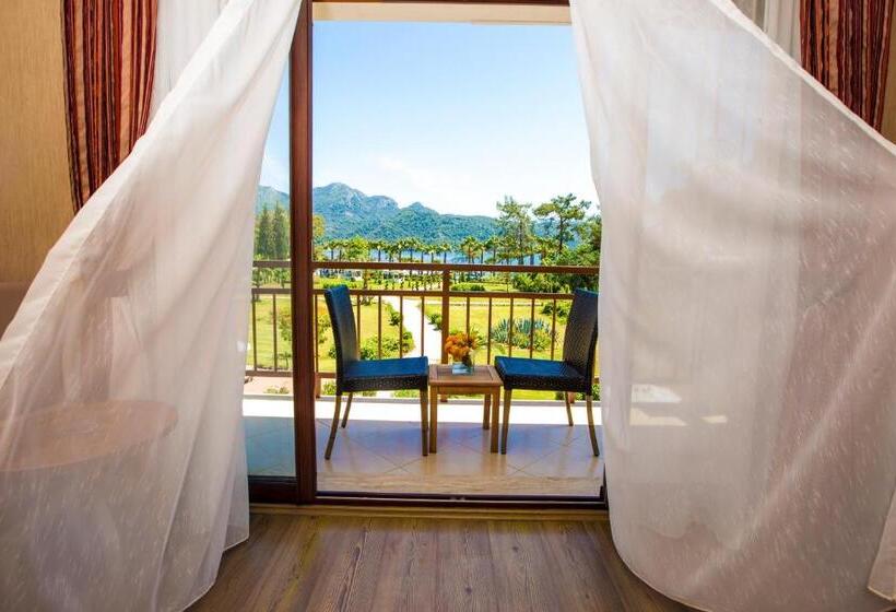 اتاق لوکس با چشم‌انداز استخر, Fortezza Beach Resort