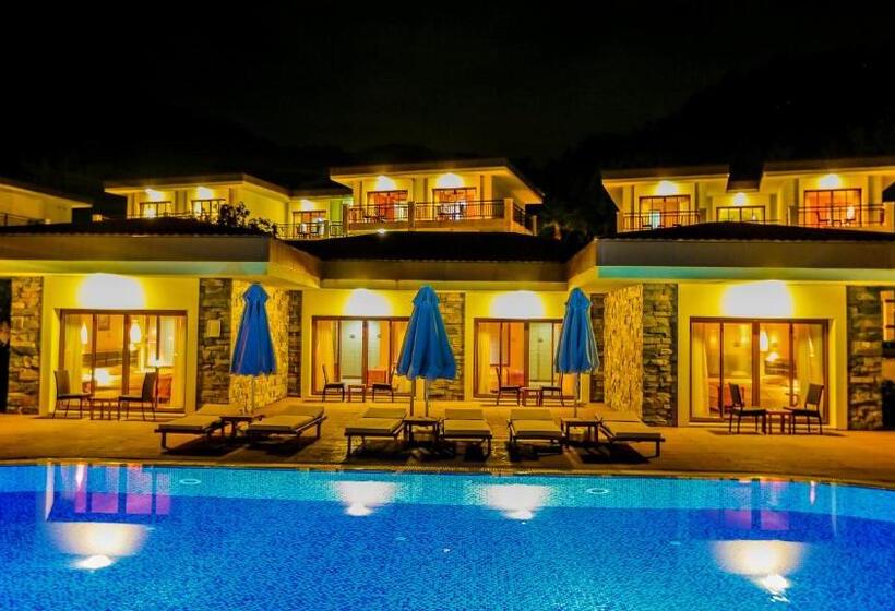 اتاق لوکس با چشم‌انداز استخر, Fortezza Beach Resort