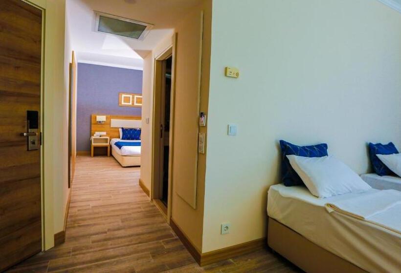 اتاق خانوادگی با چشم‌انداز دریا, Fortezza Beach Resort