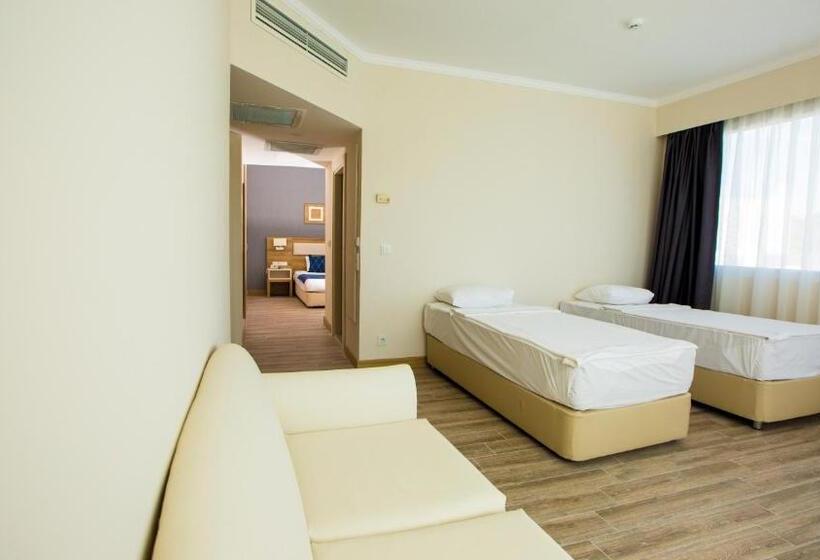 اتاق خانوادگی با چشم‌انداز دریا, Fortezza Beach Resort