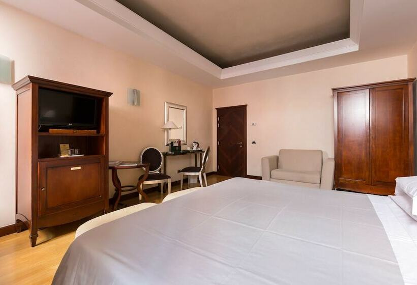 Habitació Triple Clàssica, Liassidi Palace