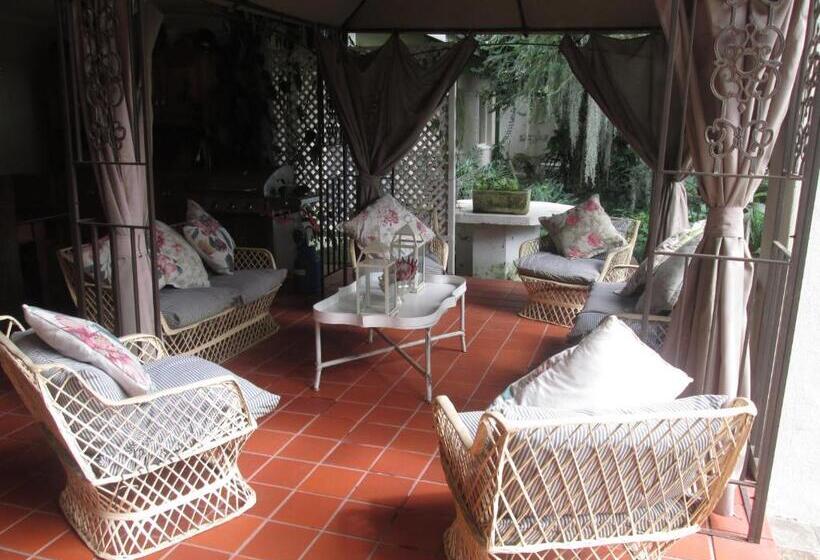 اتاق لوکس با چشم‌انداز باغ, Almar View Guest House