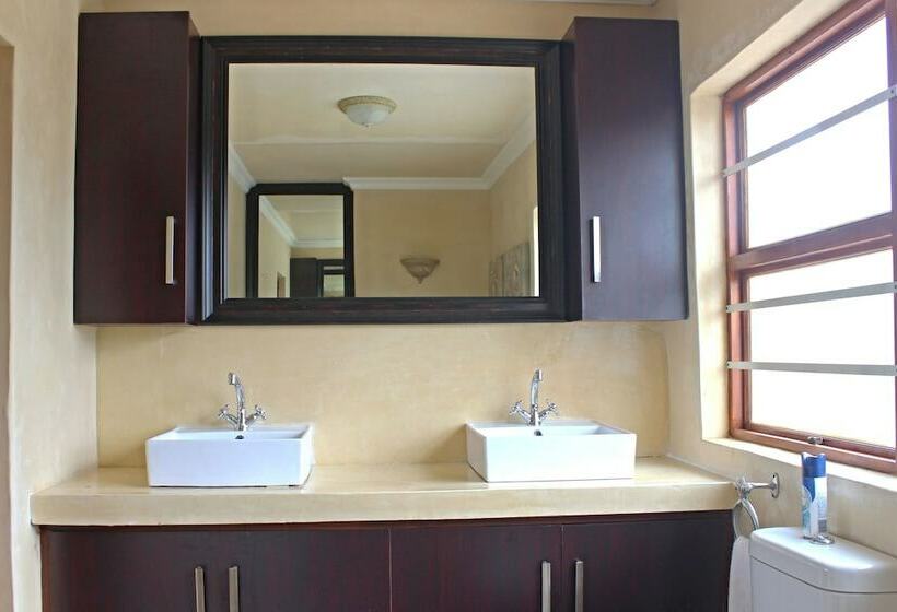 Семейные Апартаменты 3 Спальни, Walkerbay Accommodation