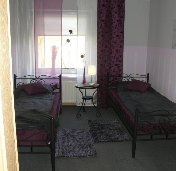 Family Suite, Land & Stil