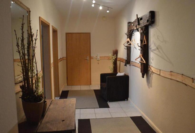 Family Suite, Land & Stil