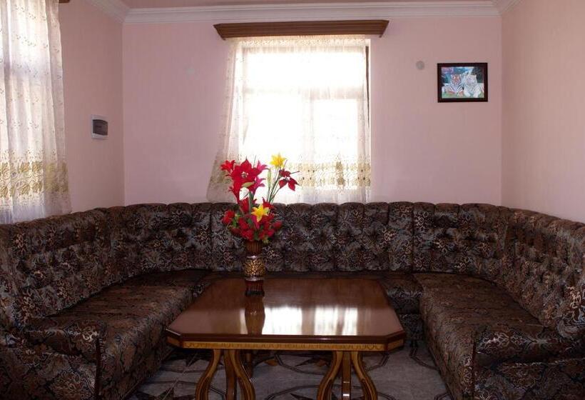 Quarto Deluxe com Balcão, Tatev Shinuhayr