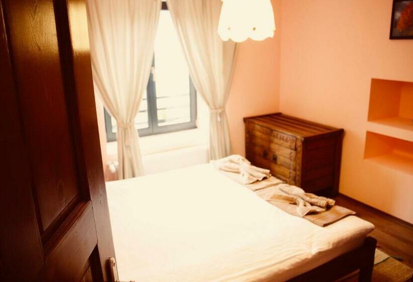 산 전망 스위트, Kutsinska House