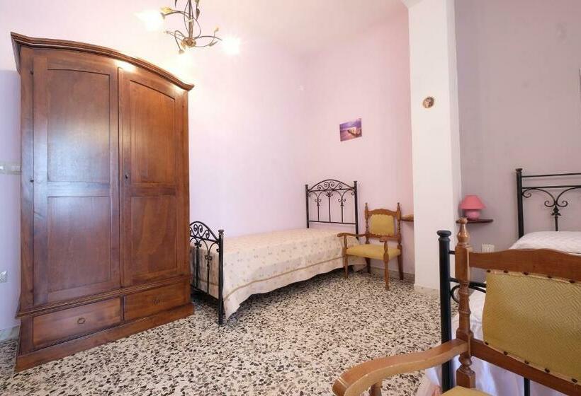Четырехместный Номер Стандарт с Балконом, Corte Coronisio B&b