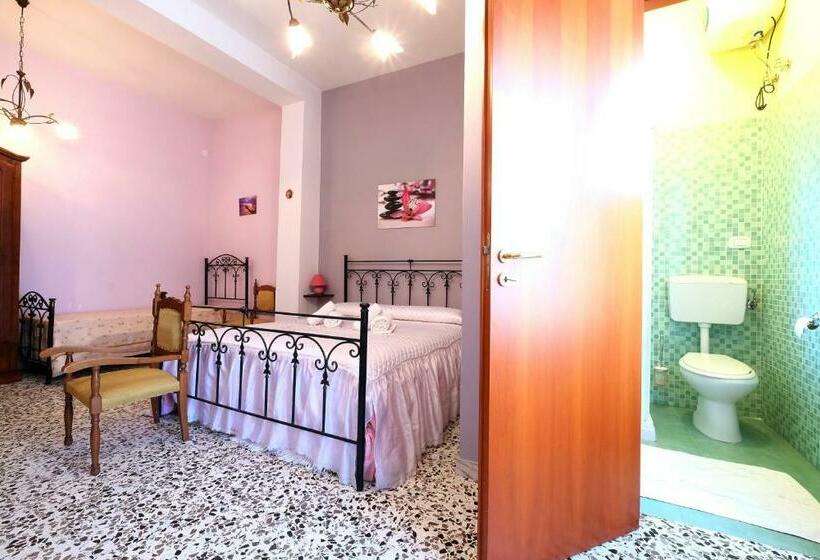 Четырехместный Номер Стандарт с Балконом, Corte Coronisio B&b