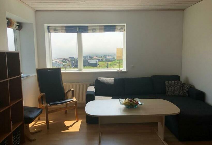 اتاق لوکس با چشم‌انداز دریا, Light & Spacious Home