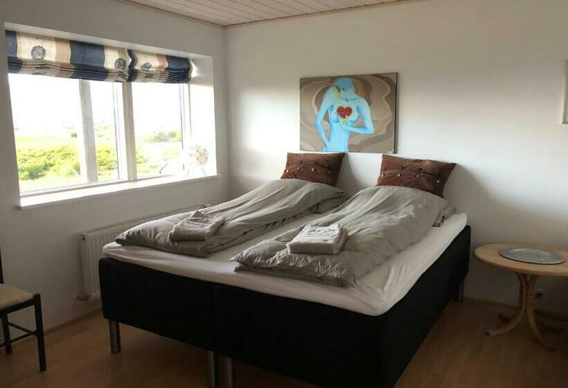 اتاق لوکس با چشم‌انداز دریا, Light & Spacious Home