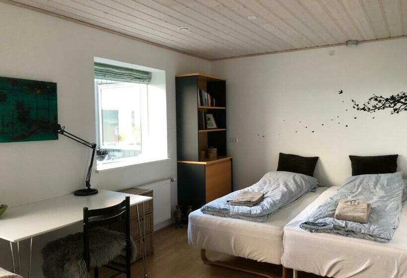 اتاق لوکس با چشم‌انداز دریا, Light & Spacious Home