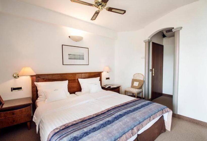 اتاق استاندارد با بالکن و چشم‌انداز دریا, Villa Bellevue Portoroz Portorose