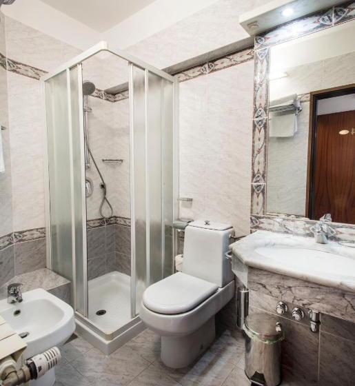 اتاق استاندارد با بالکن و چشم‌انداز دریا, Villa Bellevue Portoroz Portorose