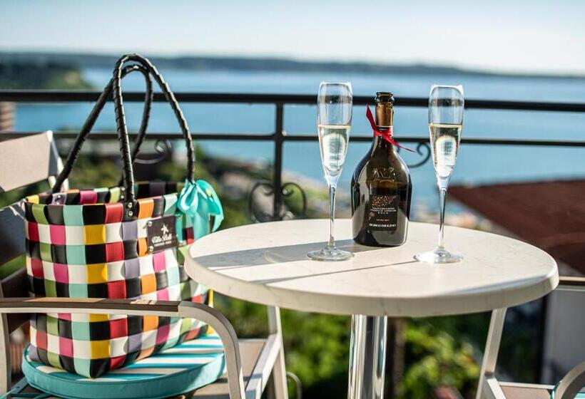 اتاق سه نفره سوپریور با چشم‌انداز دریا, Villa Bellevue Portoroz Portorose