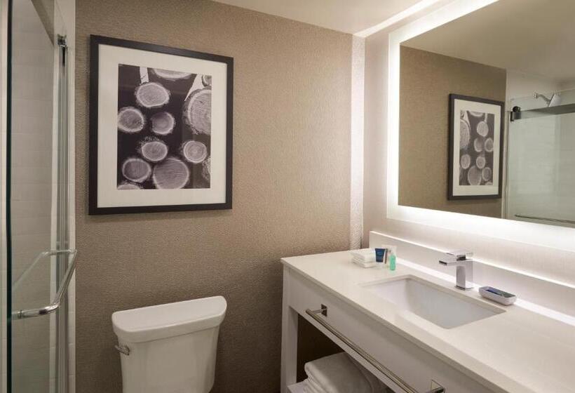 スタンダードスタジオ, Four Points By Sheraton Vaughan