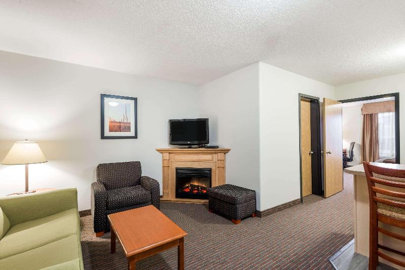キングサイズベッドのスタンダードルーム, Super 8 By Wyndham Grande Prairie