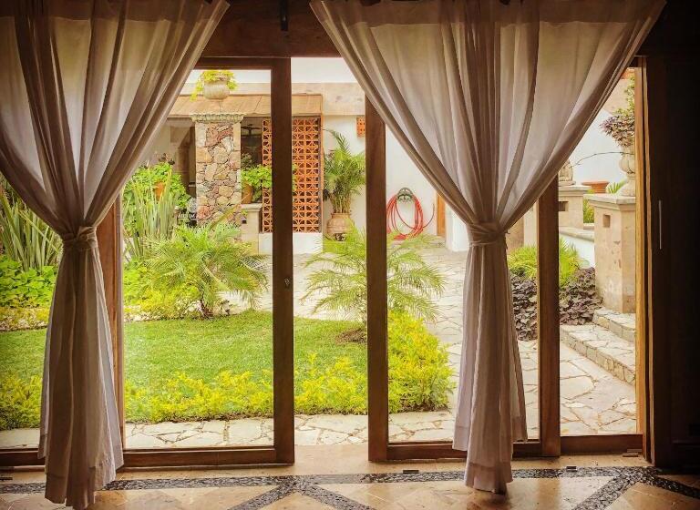 سوییت با چشم‌انداز باغ, Casa Miura Hotel Boutique