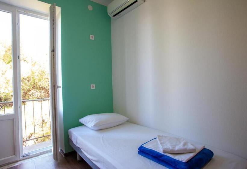 اتاق استاندارد سه تخته با سرویس بهداشتی مشترک, Hostel Trobenta In Oblak