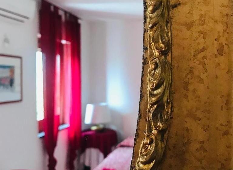 اتاق لوکس با چشم‌انداز دریا, Il Carrubo B&b
