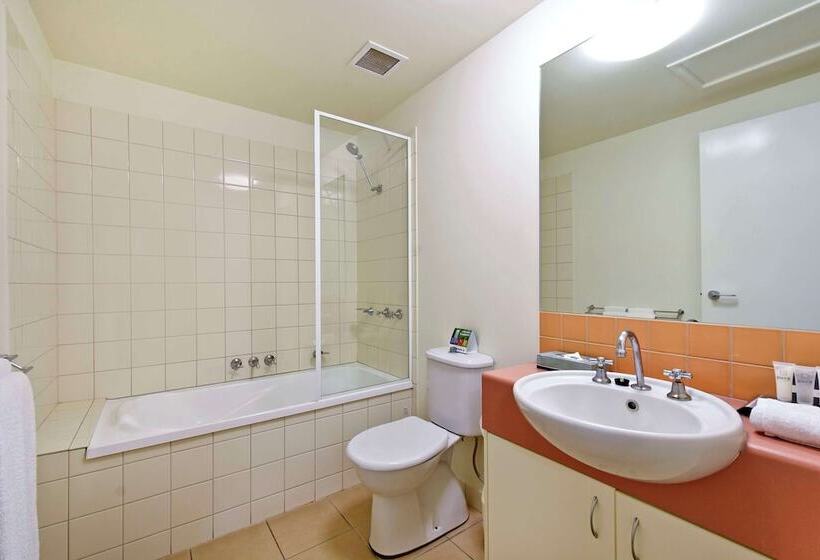 침실 2개 아파트, Metro Advance Apartments &