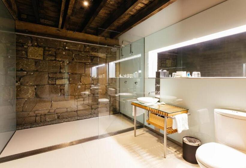 Quarto Estandar, The Henry Jones Art