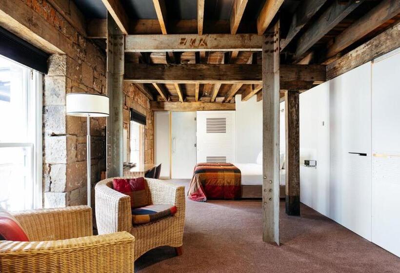 Quarto Estandar, The Henry Jones Art