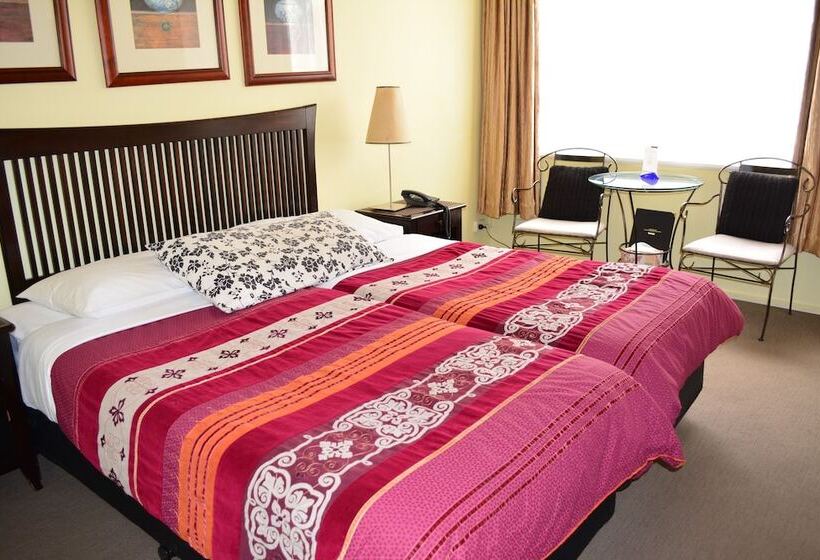 스탠다드 스튜디오, Knightsbridge Apartments