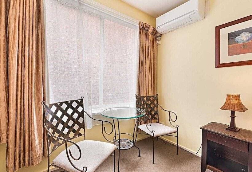 스탠다드 스튜디오, Knightsbridge Apartments
