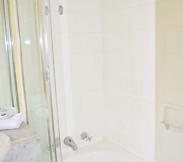 스탠다드 스튜디오, Knightsbridge Apartments