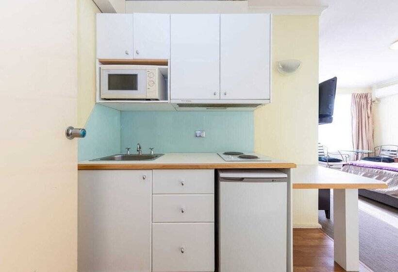 스탠다드 스튜디오, Knightsbridge Apartments
