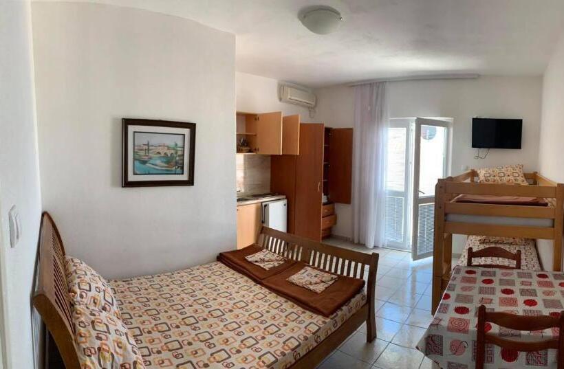 اتاق استاندارد چهار تخته با چشم‌انداز دریا, Jelić Apartmani