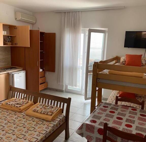 اتاق استاندارد چهار تخته با چشم‌انداز دریا, Jelić Apartmani