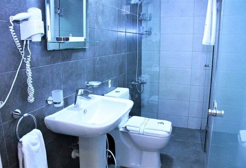 اتاق لوکس سه تخته, Beverly Hotel Beirut