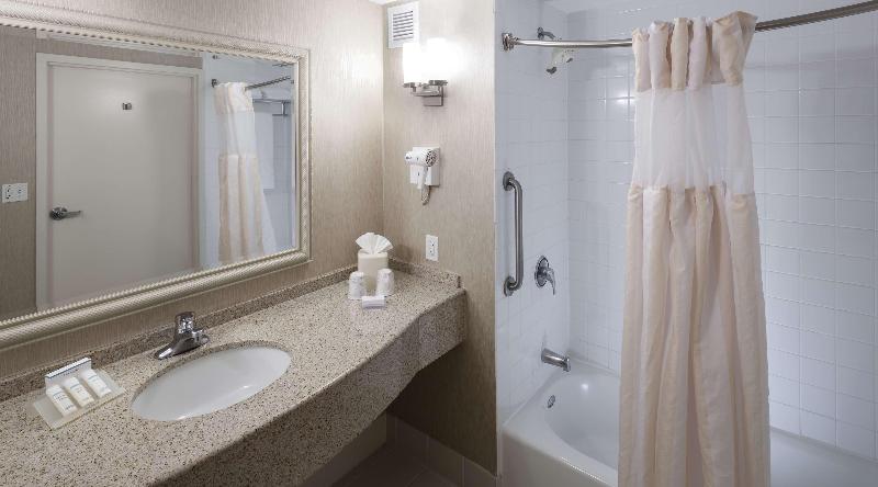 Люкс Кровать Кинг, Hilton Garden Inn Rockaway
