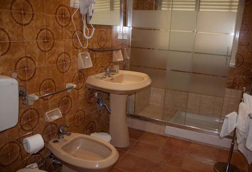 اتاق لوکس سه تخته با چشم‌انداز, B&b Lighea