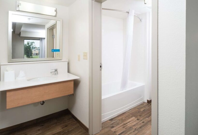 스탠다드 스튜디오, Hampton Inn & Suites Wilson I 95