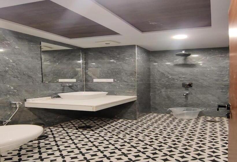 اتاق ساده سه‌ نفره, Pk Boutique