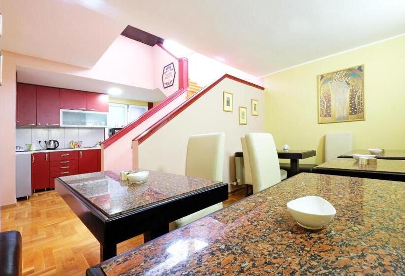 اتاق استاندارد سه تخته با بالکن, Villa Tower Gardos