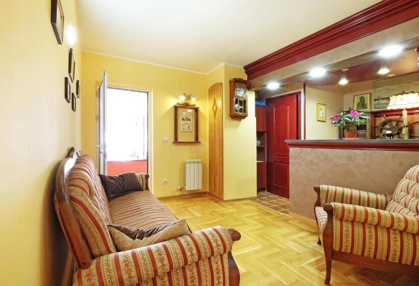 اتاق استاندارد سه تخته با بالکن, Villa Tower Gardos