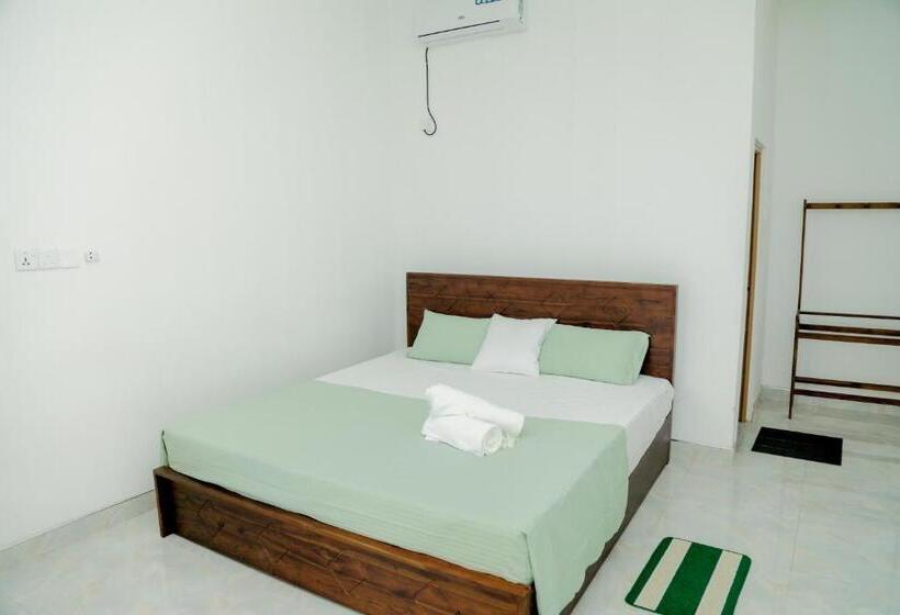 اتاق لوکس با تخت بزرگ, Araliya Lagoon Park Resort
