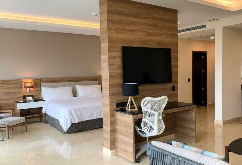 سوئیت با تخت بزرگ, Holiday Inn & Suites   Puerto Vallarta Marina & Golf, An Ihg