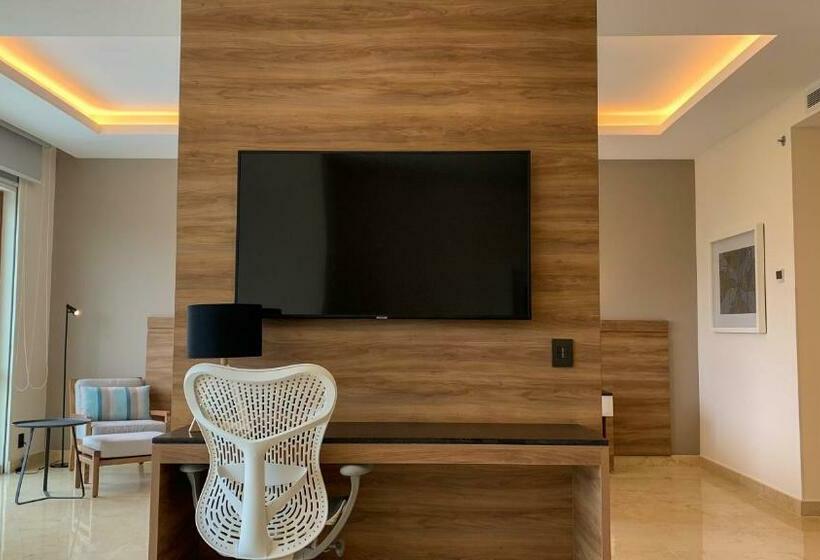 سوئیت با تخت بزرگ, Holiday Inn & Suites   Puerto Vallarta Marina & Golf, An Ihg