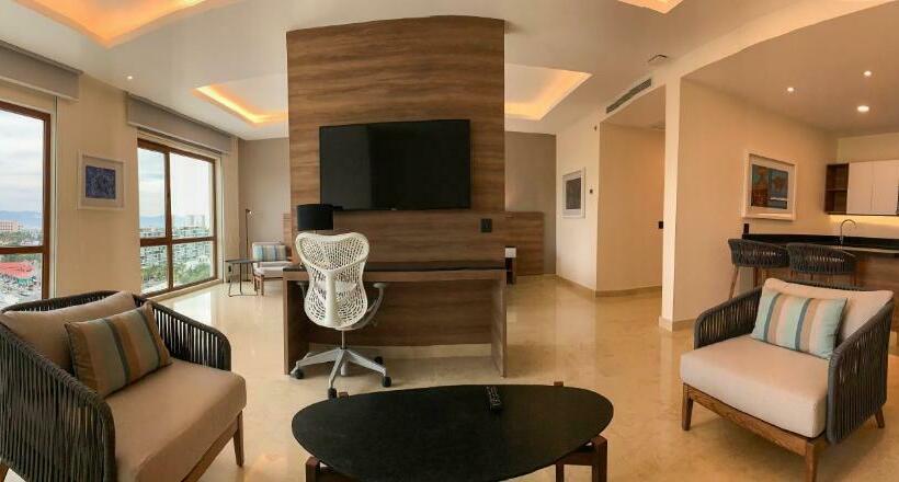 سوئیت با تخت بزرگ, Holiday Inn & Suites   Puerto Vallarta Marina & Golf, An Ihg