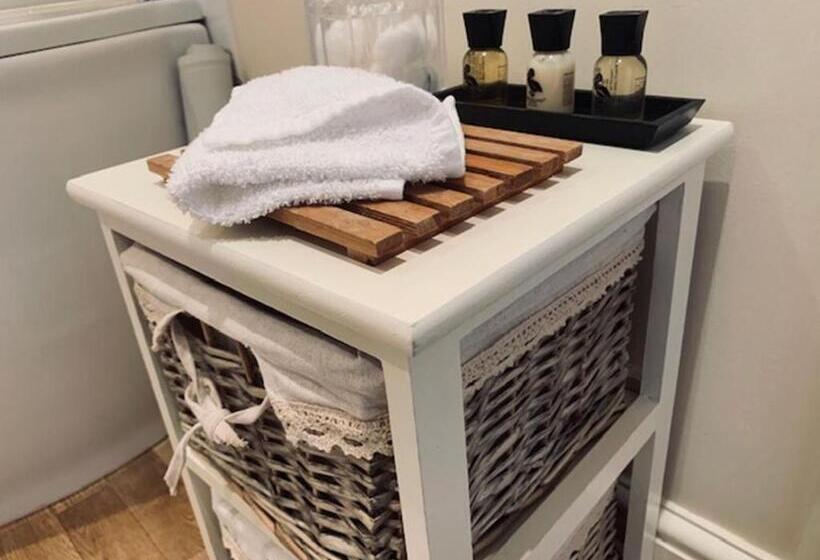 Номер Deluxe, Cocketts