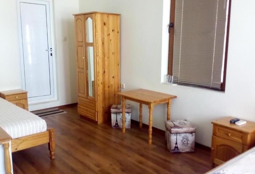Четырехместный Номер Стандарт с Балконом, Guest House Diamant