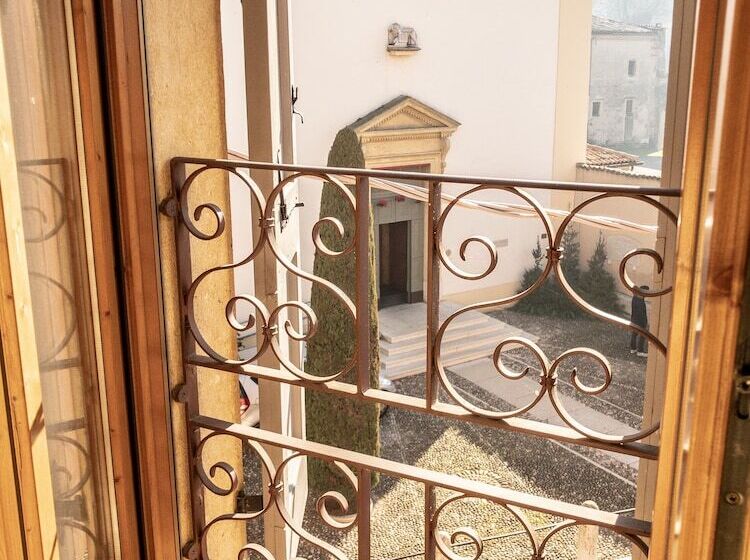 اتاق عادی, Le Finestre Su Borghetto